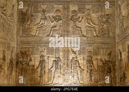 Intérieur Temple de Hathor, Dendera, Égypte Banque D'Images