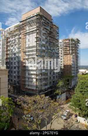 Nouvelle tour d'appartements en construction dans le quartier des affaires de Rosebank, Johannesburg Banque D'Images