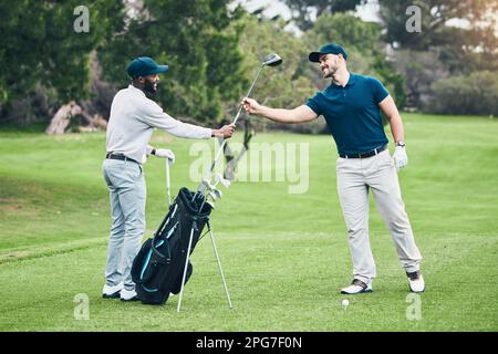 Golf, club et sports avec des hommes sur le terrain et jouer pour l'entraînement, les jeux et le défi. Tournoi, aide et soutien avec golfeur et caddy sur la pelouse Banque D'Images