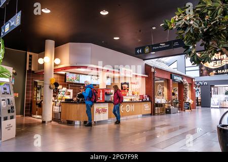 Sandnes, Norvège, 11 mars 2023, couple homme et femme servi dans Un kiosque de boissons et de nourriture du centre commercial Banque D'Images
