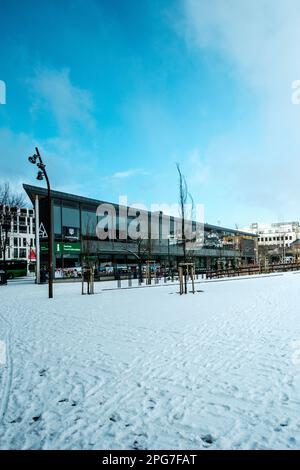 Sandnes, Norvège, 11 mars 2023, Bâtiment moderne à la gare routière ou au terminal de Sandnes avec espace de bureau commercial et commercial en hiver avec Snow Coverin Banque D'Images