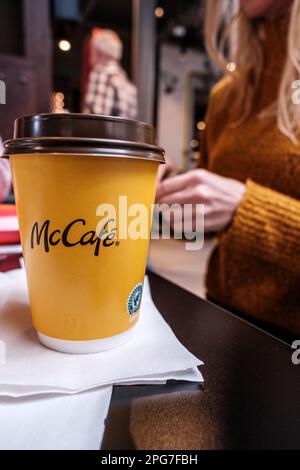 Sandnes, Norvège, 11 mars 2023, à l'intérieur du restaurant McDonald's avec Une tasse de café McCafé dans Une tasse de café jaune à emporter jetable Banque D'Images
