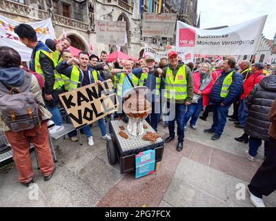 Munich, Bavière, Allemagne. 21st mars 2023. Les employés des banques de Sparkasse de Bavière font la grève alors que leur syndicat, Ver.di, s'engage dans des pourparlers sur le travail et la rémunération. (Credit image: © Sachelle Babbar/ZUMA Press Wire) USAGE ÉDITORIAL SEULEMENT! Non destiné À un usage commercial ! Banque D'Images