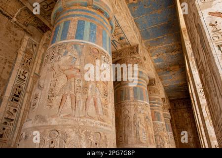 Colonnes peintes dans le temple mortuaire d'Amenhotep III, près de Louxor, Égypte Banque D'Images