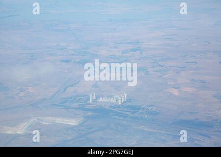 Vue aérienne de la centrale au charbon de Lethabo près de Vereeniging au sud de Johannesburg, à côté de la rivière Vaal et du barrage de Vaal au loin Banque D'Images