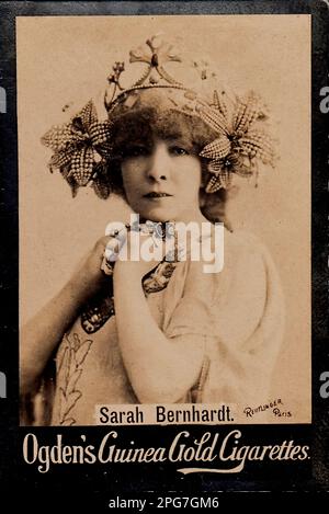 Portrait de l'actrice Sarah Bernhardt - carte à cigarettes vintage, époque victorienne Banque D'Images