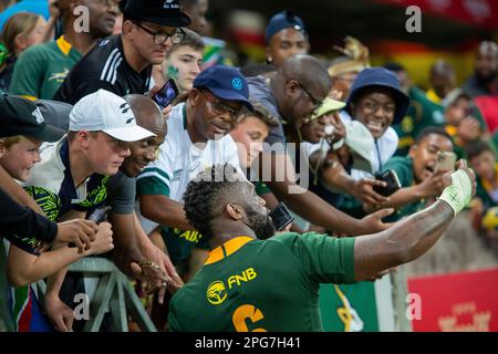 Le capitaine de Springbok Siya Kolisi prend des selfies avec la foule ...