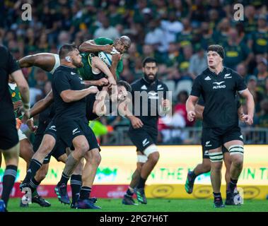 Makazole Mapipi après avoir attrapé un haut et sous atterrissage sur un joueur All Black. 6 août 2022. Test de rugby de Springbok au stade Mbombela, Nelspruit Banque D'Images