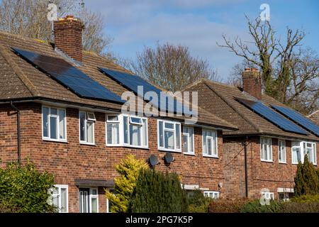 Panneaux d'énergie solaire installés à l'ancien conseil des autorités locales abrite Melton Suffolk Angleterre Banque D'Images