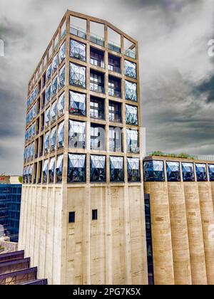 Le Cap, Afrique du Sud - 8 mars 2023 : silo à grains réaménagé transformé en bâtiment de musée moderne par le designer Thomas Heatherwick Banque D'Images