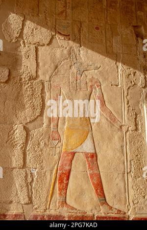 Intérieur du temple mortuaire de la reine Hatshepsut, près de Louxor, Égypte Banque D'Images