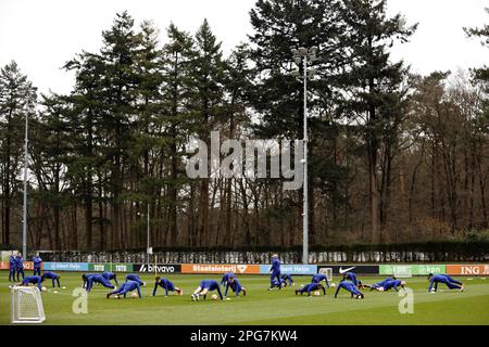 ZEIST - 21/03/2023, ZEIST - la sélection de l'équipe nationale néerlandaise lors d'une session de formation de l'équipe nationale néerlandaise au campus KNVB sur 21 mars 2023 à Zeist, pays-Bas. L'équipe nationale néerlandaise se prépare pour le match de qualification du Championnat d'Europe contre la France. ANP MAURICE VAN STONE Banque D'Images