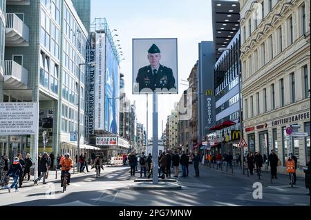 16.03.2023, Berlin, Allemagne, Europe - visiteurs à l'ancien poste frontalier de Checkpoint Charlie le long de Friedrichstrasse entre Koch- et Zimmerstrasse. Banque D'Images