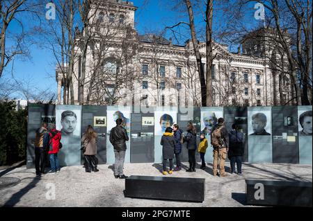 16.03.2023, Berlin, Allemagne, Europe - visiteurs au mémorial des victimes sintis et roms du national-socialisme en Europe près du bâtiment du Reichstag. Banque D'Images