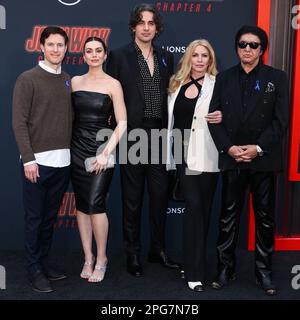 HOLLYWOOD, LOS ANGELES, CALIFORNIE, États-Unis - MARS 20: James Henderson, Sophie Simmons, Nick Simmons, Shannon Tweed Simmons et Gene Simmons arrivent à la première de Los Angeles de 'John Wick: Chapitre 4' de Lionsgate, tenue au Théâtre chinois IMAX de TCL sur 20 mars 2023 à Hollywood, Los Angeles, Californie, États-Unis. (Photo de Xavier Collin/image Press Agency) Banque D'Images