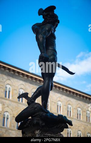 La sculpture en bronze de Benvenuto Cellini Perseus avec la tête de Medusa dans la Loggia della Signoria. Sur présentation ici depuis 1554. Banque D'Images