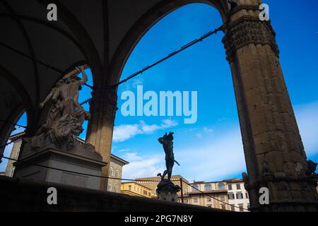 La sculpture en bronze de Benvenuto Cellini Perseus avec la tête de Medusa dans la Loggia della Signoria. Sur présentation ici depuis 1554. Banque D'Images