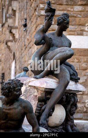La fontaine de Neptune par l'artiste Bartolomeo Ammannati dans la Pizza della Signoria, près du Palazzo Vecchio, à Florence, en Italie Banque D'Images