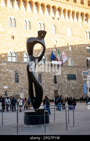 Sculpture de Henry Moore « large Interior Form » exposée temporairement sur la Piazza della Signoria à Florence, septembre 2022 jusqu'à fin mars 2023 Banque D'Images