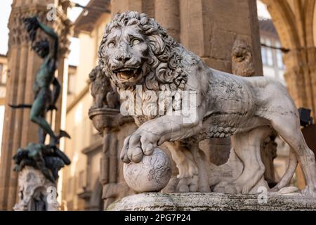 Un des lions de Médicis flanquant les marches de la Loggia della Signoria, une sculpture du XVIe siècle de Flaminio Vacca Banque D'Images