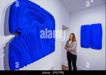 Londres, Royaume-Uni. 21st mars 2023. Figure 2. JK2113 Bleu d'ultra-marine, 2021, et JK1036 Bleu d'ultra-marine, 2018 - 2019- Jae Ko-GI, 氣 Vital Force court du 22 mars au 9 mai 2023 à l'Opera Gallery, Londres. Il s'agit de la première exposition de l'artiste coréen/américain à Londres. Elle présente des œuvres murales et des sculptures indépendantes, ainsi que des nappes en papier recyclé trempé dans des cuves d'encre. Crédit : Guy Bell/Alay Live News Banque D'Images