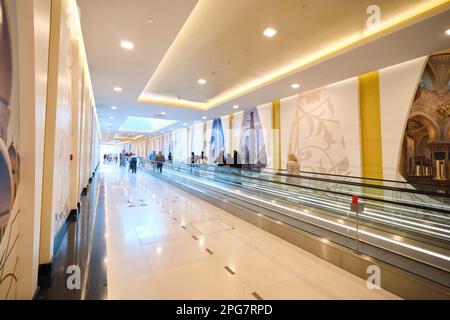La passerelle et les trottoirs en mouvement le long du long couloir souterrain permettent aux visiteurs d'atteindre le complexe. À la Grande Mosquée Sheikh Zayed à Abu Dhabi Banque D'Images