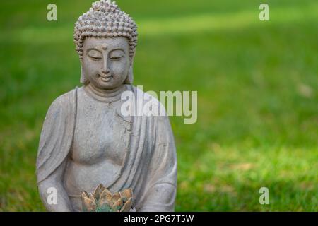Statue de Bouddha dans le jardin Banque D'Images