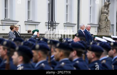 Berlin, Allemagne. 21st mars 2023. Le président allemand Frank-Walter Steinmeier (r) et sa femme Elke Büdenbender (l) accueillent Petr Pavel, président de la République tchèque, et sa femme Eva Pavlova avec des honneurs militaires devant le palais de Bellevue. Pavel est le quatrième président de la République tchèque depuis 9 mars 2023. Credit: Bernd von Jutrczenka/dpa/Alamy Live News Banque D'Images