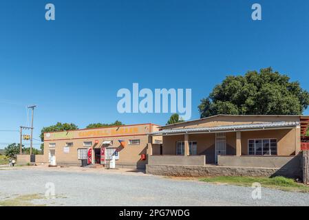 Campbell, Afrique du Sud - 24 février 2023 : une scène de rue, avec un magasin général et une station-service, à Campbell dans la province du Cap Nord Banque D'Images