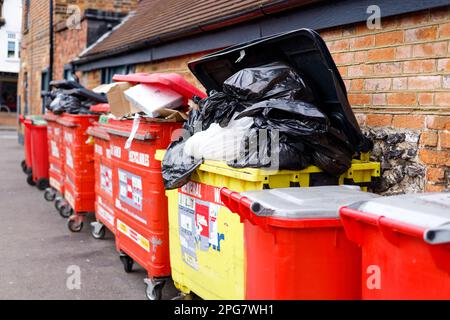 Grands poubelles et poubelles rouges Biffa Banque D'Images