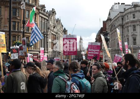 Londres, Royaume-Uni. 18th mars 2023. Les gens assistent à la manifestation nationale de résistance au racisme pour protester contre le «plan du Rwanda» et la nationalité et la frontière Banque D'Images
