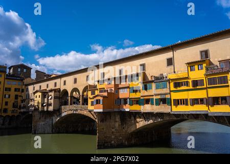 Le célèbre pont Ponte Vecchio de Florence avec le couloir Vasari au-dessus des boutiques d'orfèvrerie Banque D'Images