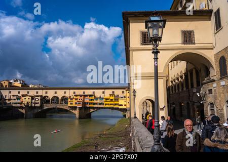Le célèbre pont Ponte Vecchio de Florence avec le couloir Vasari au-dessus des boutiques d'orfèvrerie Banque D'Images