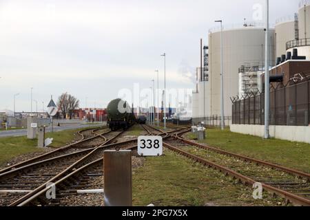 Wagons-citernes chimiques en attente de chargement à Pernis Harbour Vondelingenplaat au terminal pétrolier de Koole aux pays-Bas Banque D'Images