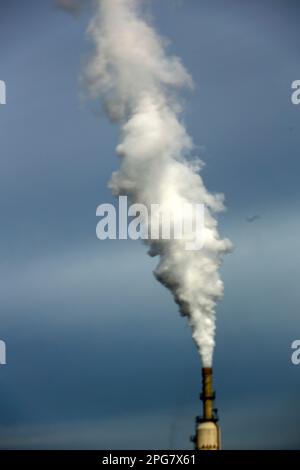 Nuages de vapeur provenant de la cheminée de l'usine Rotterdam Asphalt Centrale aux pays-Bas Banque D'Images