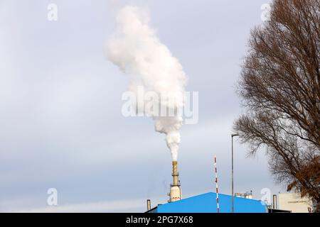 Nuages de vapeur provenant de la cheminée de l'usine Rotterdam Asphalt Centrale aux pays-Bas Banque D'Images