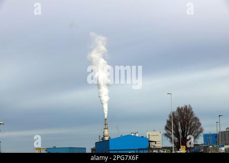 Nuages de vapeur provenant de la cheminée de l'usine Rotterdam Asphalt Centrale aux pays-Bas Banque D'Images