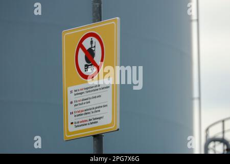 Panneau d'avertissement au terminal de transport de Koole au port de Rotterdam pour grimper sur les chars Banque D'Images