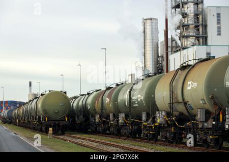 Wagons-citernes chimiques en attente de chargement à Pernis Harbour Vondelingenplaat au terminal pétrolier de Koole aux pays-Bas Banque D'Images