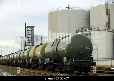 Wagons-citernes chimiques en attente de chargement à Pernis Harbour Vondelingenplaat au terminal pétrolier de Koole aux pays-Bas Banque D'Images