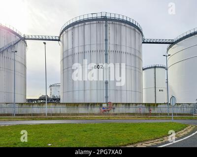 Réservoirs pour le stockage de pétrole et de petro au port de Pernis, dans le port de Rotterdam, aux pays-Bas Banque D'Images