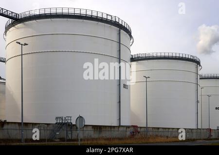 Réservoirs pour le stockage de pétrole et de petro au port de Pernis, dans le port de Rotterdam, aux pays-Bas Banque D'Images