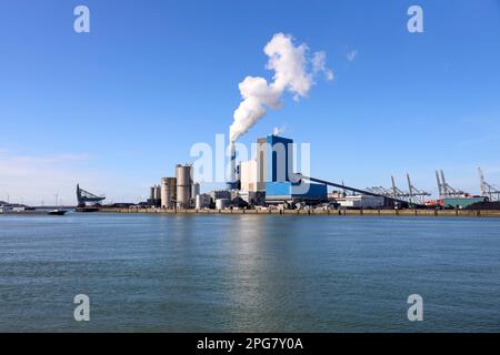 Ruisseau sortant de la pipe de Onyx Power Centrale Rotterdam à la Maasvlakte aux pays-Bas Banque D'Images