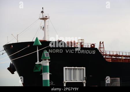 Pétrolier Nord victorieux amarré à la jetée du terminal pétrolier de Vopak dans le port de Rotterdam Banque D'Images