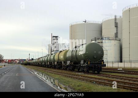 Wagons-citernes chimiques en attente de chargement à Pernis Harbour Vondelingenplaat au terminal pétrolier de Koole aux pays-Bas Banque D'Images