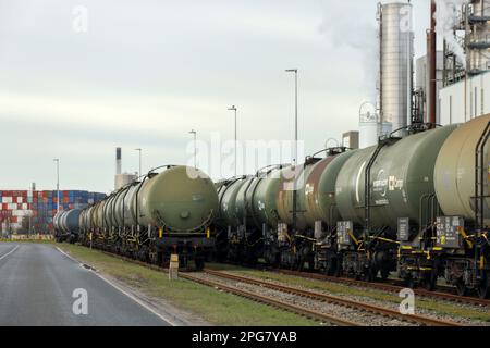 Wagons-citernes chimiques en attente de chargement à Pernis Harbour Vondelingenplaat au terminal pétrolier de Koole aux pays-Bas Banque D'Images