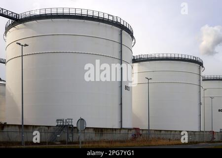 Réservoirs pour le stockage de pétrole et de petro au port de Pernis, dans le port de Rotterdam, aux pays-Bas Banque D'Images