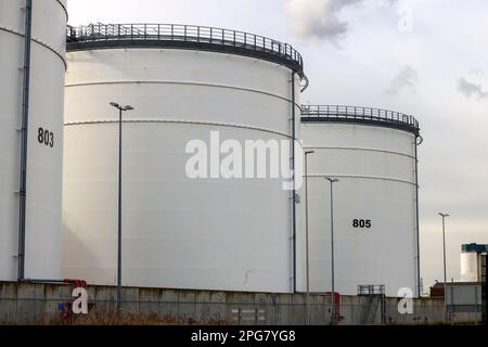 Réservoirs pour le stockage de pétrole et de petro au port de Pernis, dans le port de Rotterdam, aux pays-Bas Banque D'Images