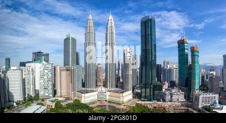Kuala Lumpur, Malaisie - 5 février 2023: Tours jumelles Petronas Hochhäuser KLCC Skyline Panorama Von Kuala Lumpur en Malaisie. Banque D'Images
