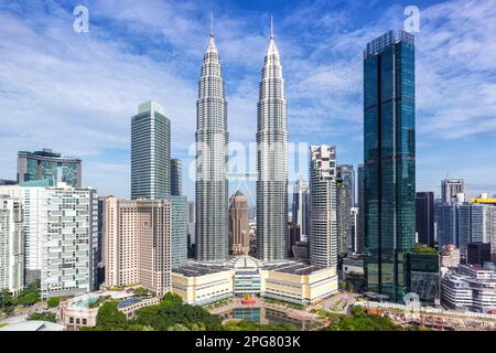 Kuala Lumpur, Malaisie - 5 février 2023: Tours jumelles Petronas Hochhäuser KLCC Skyline Von Kuala Lumpur en Malaisie. Banque D'Images